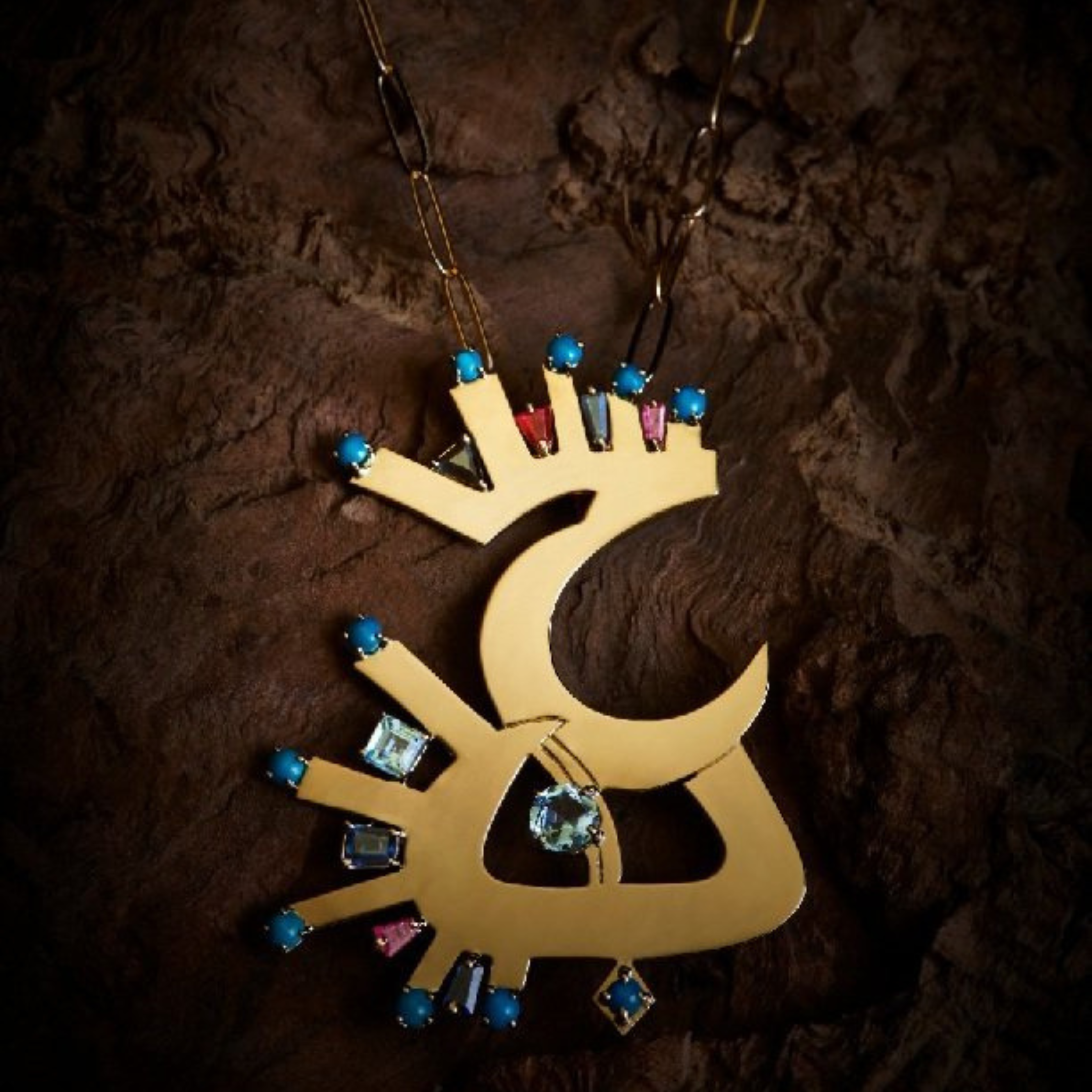 سوا - قلادة "الحب" من الذهب والأحجار المتعددة